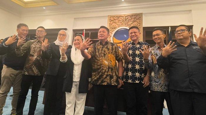 Ir Hj Lucianty SE (empat dari kiri) usai menerima rekomendasi sebagai calon Bupati Musi Banyuasin 2024 dari Partai Nasdem berfoto bareng H. Fauzi Amro, M.Si selaku Ketua Bidang Pemenangan Pemilu Sumatera 3 DPP Partai NasDem, Ketua DPW Partai Nasdem Sumsel H Herman Deru SH MM, Calon Bupati OKU Timur Ir H Lanosin ST MT, Ketua DPD Partai Nasdem Musi Banyuasin Hairod  di Jakarta, Selasa (4/6/2024).