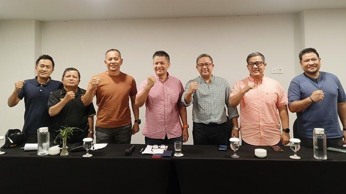 Manajer Sriwijaya FC Ajie Syahrial Bastari (paling kanan) bersama Presiden klub SFC Achmad Reza Widjadja, SE MS Ph.D, Dirtek Indrayadi, Sekretaris PT SOM Faisal Mursyid, dan jajaran PT SOM lainnya.