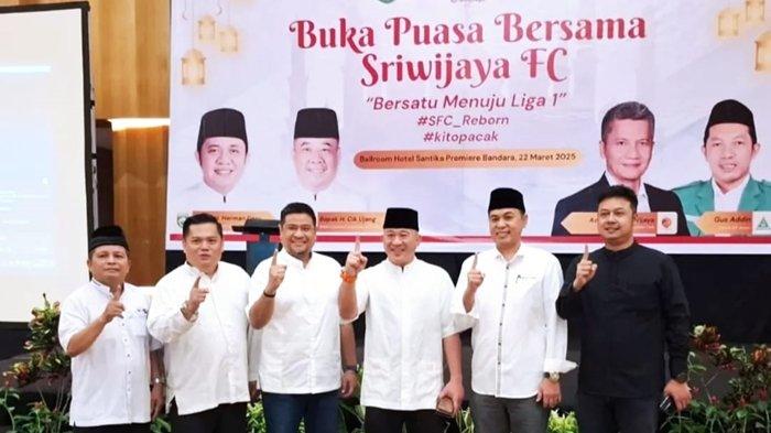 MANAJEMEN SRIWIJAYA FC - Komisaris Utama PT SOM Alexander Rusli berfoto bareng jajaran pengurus manajemen Sriwijaya FC pada silaturrahmi dan Buka Bersama (Bukber) di Hotel Santika Premiere Bandara Palembang, Sabtu (22/3/2025).