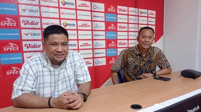Eks Manajer Sriwijaya FC Ajie Syahrial Bastari dan Direktur Teknik PT SOM Indrayadi.