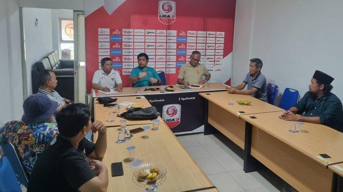 Manajer Sriwijaya FC Ajie Syahrial Bastari didampingi Ketua Panitia Pelaksana (Local Organizing Committee/LOC) Pertandingan Sriwijaya FC Liga 2 Tahun 2024/2025 Dwi Asa Verano, S.T., M.Kom paparan saat menggelar silaturahmi dengan pentolan 3 kelompok suporter yakni: Ketua Umum Sriwijaya Mania (S-MAN) Eddy Ismail, Ketua Umum Singa Mania Yayan Hariansyah, dan Capo Tifoso Ultras Palembang Qusoi di kantor Sriwijaya FC, Sabtu (7/9/2024).