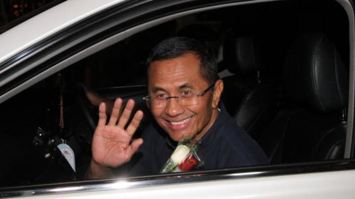 Mantan Dirut PLN Dahlan Iskan keluar dari Ruang Pidana Khusus Kejaksaan Tinggi Jakarta usai menjalani pemeriksaan oleh Kejati Jakarta, Selasa (16/6/2015). Dahlan dijadikan tersangka oleh Kejati Jakarta terkait kasus dugaan korupsi pengadaan gardu induk PLN Jawa, Bali, dan Nusa Tenggara.