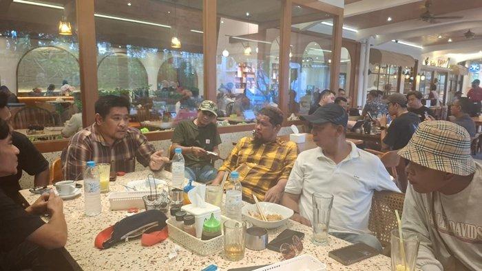 MANTAN MANAJER SFC - Direktur Keuangan PT SOM Ajie Syahrial Bastari yang juga mantan manajer SFC (kiri)  bediskusi dengan pentolan 3 kelompok suporter militan Sriwijaya FC itu yakni Ketua Umum Singa Mania Yayan Hariansyah, Capo Tifoso Ultras Palembang Qusoi, dan Ketua Umum Sriwijaya Mania Eddy Ismail di Kedai KOPI 7 Central Pavilion Jln. Letkol Iskandar, Palembang, Jumat (13/6/2025).