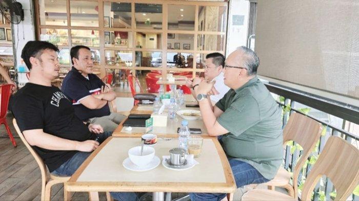MASIH MENUNGGU ARAHAN - Asisten Koordinator Kompetisi III/Pembina Klub PT SOM Mohammad David terpantau masih menunggu arahan pada rapat kecil dengan Direktur Olahraga Anggoro Prajesta, Asdir Kompetisi 1 (Home Match Manager) Dwi Asa Verano, Asdir Sponsorship dan Marketing H Anthon Wahyudi Yusak, Sabtu (14/6/2025).