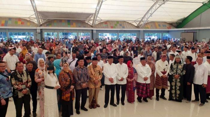 Ribuan masyarakat Suku Besemah yang dikenal dengan nama Jurai Besemah melakukan deklarasi dukungan Mawardi Yahya-Harnojoyo (Mahar) di pemilihan Gubernur Sumsel 2024 di Pilkada Sumsel mendatang di Dinnig Hal JSC, Sabtu (27/4/2024).