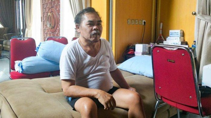 Artis komedi Mat Solar saat ditemui di kediamannya di kawasan Bambu Apus, Tangerang Selatan, Selasa (18/9/2018). (KOMPAS.com/DIAN REINIS KUMAMPUNG )