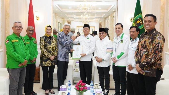 Ketua DPP PPP (Partai Persatuan Pembangunan) Muhammad Mardiono salam komando saat menyerahkan surat dukungan kepada bakal calon gubernur Sumsel Ir H Mawardi Yahya dan Dr Hj RA Anita Noeringhati SH MH (MataHati) di Jakarta, Senin (12/8/2024).