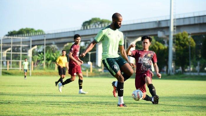 Striker asing asal Curacao, Meghon valpoort pada laga ujicoba Sriwijaya FC melawan David FC di lapangan Panahan, Jakabaring Sport City, Rabu (14/8/2024).