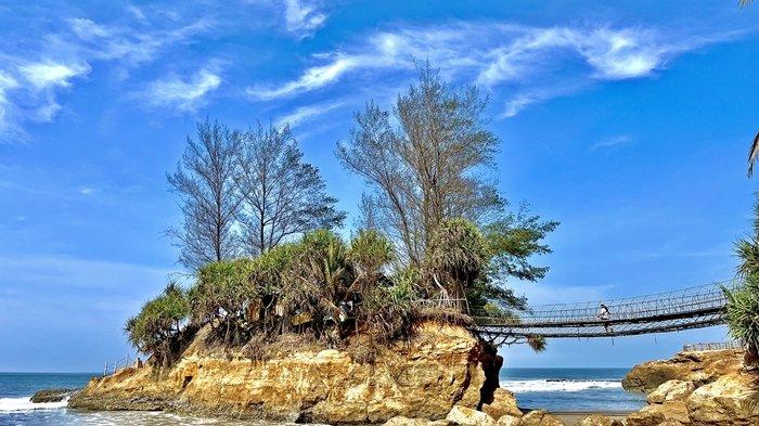 Wisata melintasi jembatan gantung menuju kawasan yang mirip Tanah Lot Bali di Pantai Sungai Suci, Bengkulu, Minggu (14/1/2024).