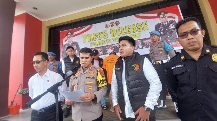 NZ (baju pesakitan) saat dihadirkan di Mapolresta Samarinda atas kasus TPPO yang dilakukannya Jumat (3/11/2023) lalu. Ia menjual istrinya yang baru bersusia 15 tahun kepada pria hidung belang.TRIBUNKALTIM.CO/RITA LAVENIA
