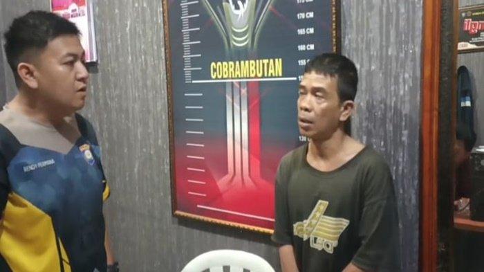 DITANGKAP - Idham Alfarisi (43), ditangkap oleh Polsek Rambutan pada Minggu (22/6/2025) malam, karena diduga menganiaya anak kandungnya yang berusia 7 tahun, MAN, dengan cara merantai leher korban dan mengikatkannya di terali jendela.