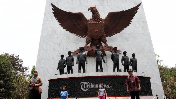 Sejumlah warga melihat beberapa tempat bersejarah di Monumen Pancasila Sakti, Lubang Buaya, Jakarta, Selasa (29/9/2015). Tanggal 1 Oktober merupakan Peringatan Hari Kesaktian Pancasila sekaligus mengenang korban peristiwa G30S/PKI khususnya tujuh pahlawan revolusi. 
