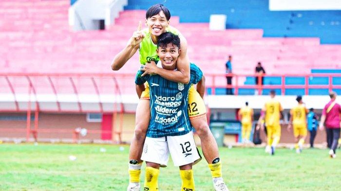 MUHAMMAD FADLY DIGENDONG -  Striker muda Sriwijaya FC Muhammad Fadly mengaku akan fokus memenuhi panggilan untuk mengikuti seleksi Timnas Indonesia U23. Muhammad Fadly yang dijuluki El Beler sang Top Skor Sriwijaya FC musim kompetisi Pegadaian Liga 2 2024/25 digendong oleh Masagus Zakaria.