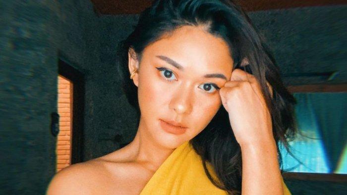 Nana Mirdad  Istri Andrew White