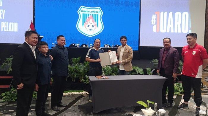 NIL TEKEN KONTRAK - Direktur Utama PT CSU H Erick Yuniman SE dan Pelatih Kepala Nil Maizar menunjukkan penandatanganan kontrak kerjasama disaksikan Gubernur Sumsel H Herman Deru, Wakil Gubernur Sumsel H Cik Ujang (Presiden Klub Sumsel United FC), Manajer Tim dr Syamsuddin Isaac Suryamanggala Sp.OG, Wapres Sumsel United FC Alvin Renaldi Bomba pada launching logo, jersey dan pelatih di Hotel Harper Palembang, Sabtu (14/6/2025) malam.