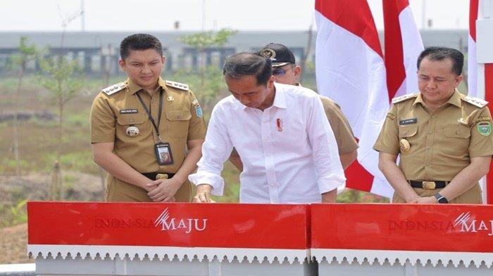Bupati Ogan Ilir Panca Wijaya Akbar mendampingi presiden Jokowi meresmikan Tol Indralaya-Prabumulih, Kamis (26/10/2023)