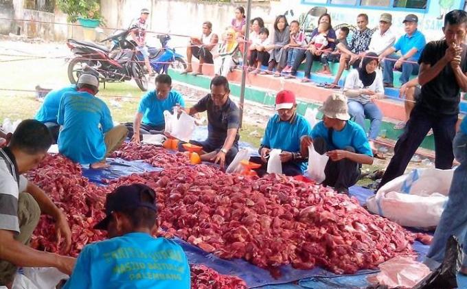 Panitia memotong-motong daging kurban di halaman Masjid Baitullah.