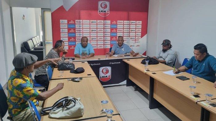 Ketua Panitia Pelaksana (Local Organizing Committee/LOC) Pertandingan Sriwijaya FC Liga 2 Tahun 2024/2025 Dwi Asa Verano, S.T., M.Kom didampingi Tim Pengacara SFC Benni, Manager Marketing SFC Anton Wahyudi menggelar pertemuan dengan pentolan 3 kelompok supporter di Kantor SFC Kompleks Palembang Square, Senin (16/9/2024) pukul 10.00.