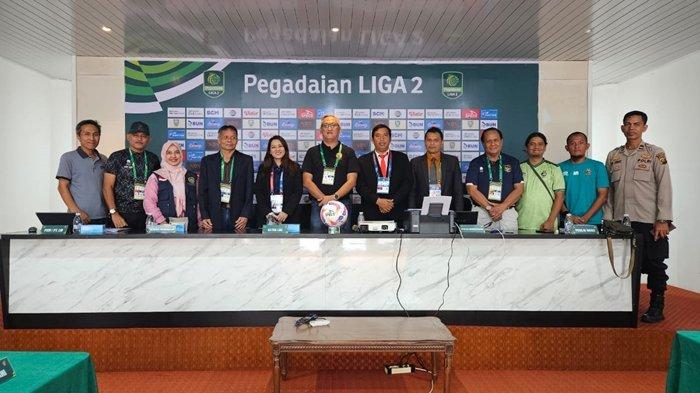 Ketua Panitia Pelaksana (Local Organizing Committee/LOC) Pertandingan Sriwijaya FC Liga 2 Tahun 2024/2025 Dwi Asa Verano, S.T., M.Kom (keenam dari kiri) saat persiapan laga menghadapi Persikota Tangerang.
