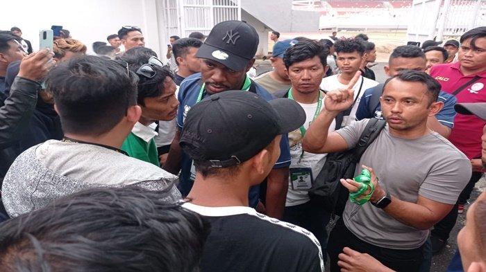 Coach Yoyo dan Gelandang serang asal negara Haiti Kervens Belfort memberikan klarifikasi saat dihadang para suporter usai laga Sriwijaya FC vs Semen Padang FC berkesudahan 1-1 laga grup 1 Liga 2 di Stadion Gelora Sriwijaya Jakabaring Palembang, Minggu (1/10/2023) sore. 