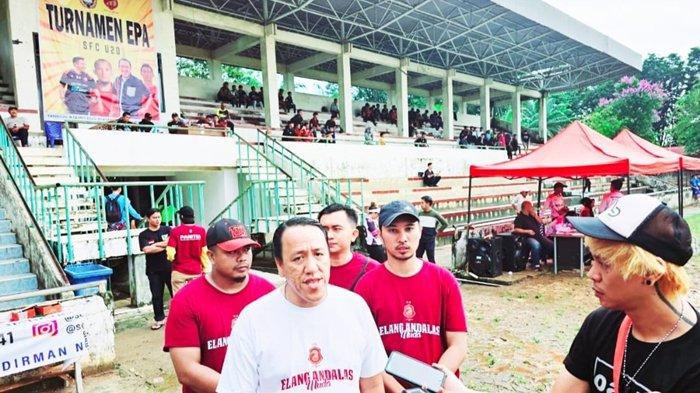 PEMBUKAAN TURNAMEN EPA - Ketua Panitia Turnamen EPA Sriwijaya FC U20 Mohammad David memberikan keterangan usai pembukaan Turnamen/Seleksi EPA Sriwijaya FC U20 di Stadion Kamboja Palembang, Jumat (9/5/2025).