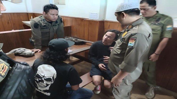 Rendi pengamen yang meludahi wisatawan di BKB diamankan oleh petugas gabungan, Minggu (29/1/2024).