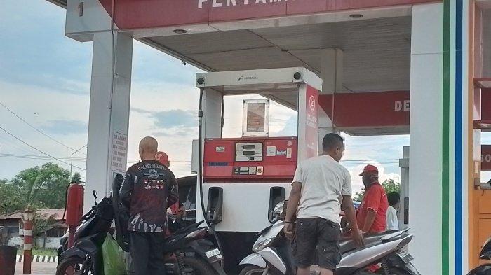 Pengendara sepeda motor ketika mengisi bbm jenis pertamax di salah satu SPBU yang ada di Jalintim Palembang-Betung, Minggu (13/10/2024).