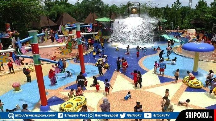 Pengunjung memadati Tawan Wisata Air Amanzi Waterpark yang berlokasi di Kompleks CitraGrand City.