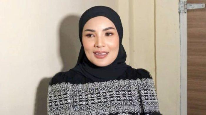 Sosok penyanyi Nindy Ayunda yang kabar kandasnya jalinan asmaranya dengan Dito Mahendra.