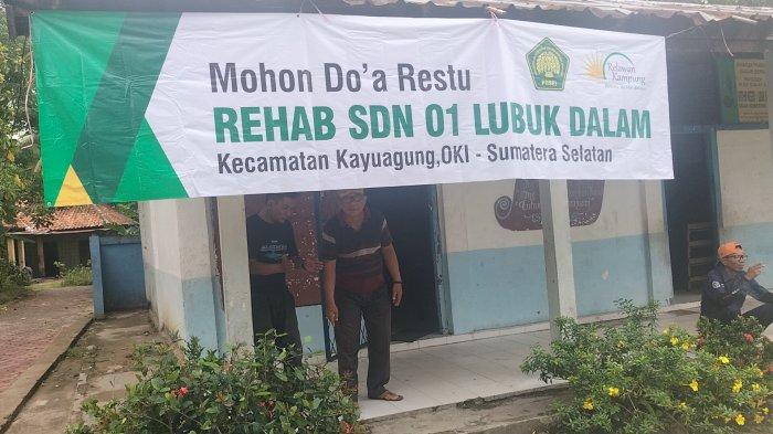 Terlihat para pekerja tengah melakukan perbaikan atau renovasi bangunan SD Negeri 1 Lubuk Dalam, Kecamatan Kayuagung, Kabupaten Ogan Komering Ilir pada Sabtu (2/12/2023) pagi.