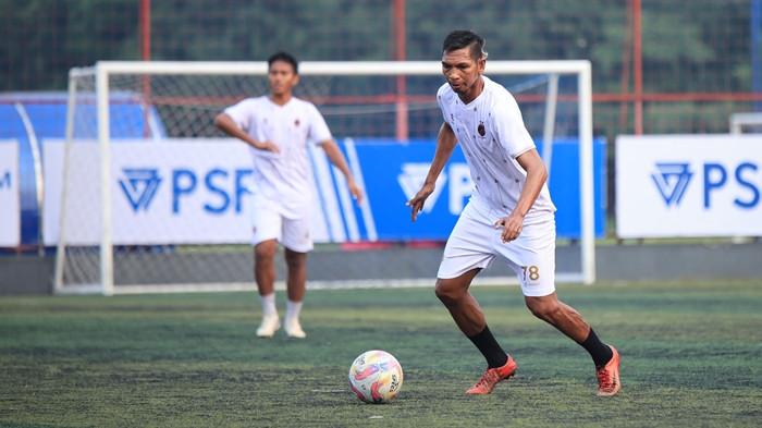 PERFORMA VALENTINO TELAUBUN - Head coach Sriwijaya FC Achmad Zulkifli secara umum memberikan respon positif menilai performa perdana Valentino Telaubun yang menjalani trial pada TC di PSF Jakarta, Selasa (15/7/2025) pagi.