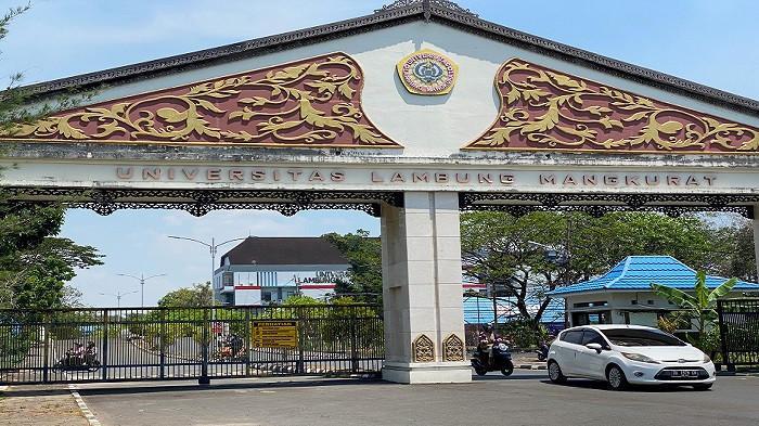 PINTU KELUAR ULM - Suasana di depan gerbang pintu keluar Kampus Universitas Lambung Mangkurat Banjarmasin, Rabu (23/7/2025).