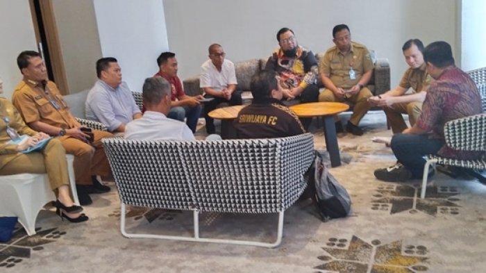 Pj Gubernur Sumsel H Elen Setiadi,S.H.,M.S.E berdialog dengan Manajer Sriwijaya FC Ajie Syahrial Bastari pada audiensi manajemen SFC di Hotel Santika Premiere Bandara Palembang, Senin (11/11/2024).