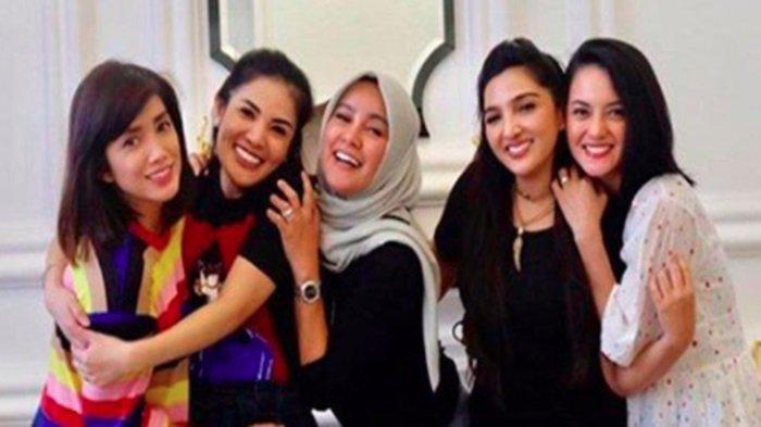 Potret pershabatan Olla Ramlan, Nindy Ayunda, Ririn Ekawati, Ashanty, Ussy Sulistiawaty, Ririn Ekawati.