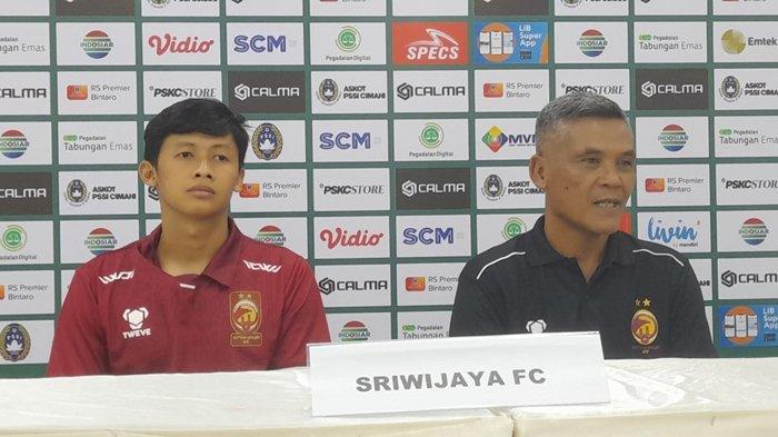 Stoper Sriwijaya FC ajar Zainul Muttaqin mendampingi Coach Hendri Susilo pada pre match conference usai menjalani ofial training di Stadion GBLA Bandung, Kamis (25/1/2024).