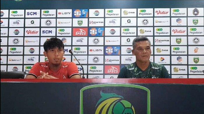 Pelatih kepala Sriwijaya FC Hendri Susilo (kanan) didampingi kapten tim Hapit Ibrahim pada pre match conference jelang laga pamungkas menghadapi Perserang Serang Banten, Kamis (1//2/2024).