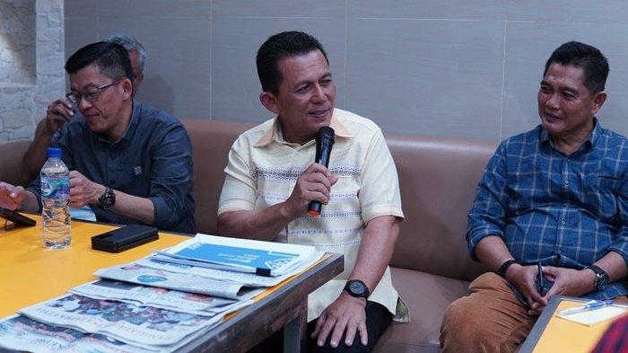 PROMOSI WISATA -- Gubernur Kepulauan Riau (Kepri) H Ansar Ahmad mempromosikan pariwisata Provinsi Kepri di Ucok Durian Medan di hadapan beberapa pimpinan Tribun Network di Pulau
Sumatera dan Jawa.