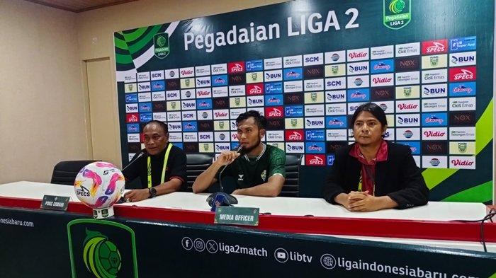 BERI KETERANGAN PERS - Gelandang Bertahannya Ichsan Kurniawan (tengah) saat bersama PSKC Cimahi mendampingi pelatihnya Kas Hartadi bersyukur bisa mencuri poin setelah bermain imbang 1-1 atas Sriwijaya FC pada laga lanjutan Liga 2 Grup 1 di Stadion Gelora Sriwijaya Jakabaring (GSJ) Palembang, Sabtu (14/9/2024) sore.