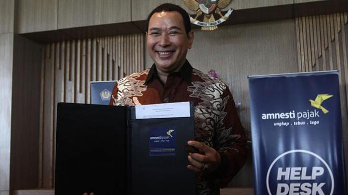 Putra mantan Presiden ke-2 RI Soeharto, Hutomo Mandala Putra atau lebih dikenal Tommy Soeharto, menjawab pertanyaan wartawan di Kanwil Wajib Pajak Besar Gedung Sudirman, Jakarta, Kamis (15/9/2016). Tommy melaporkan hartanya dalam rangka mengikuti program pengampunan pajak atau Tax Amnesty.