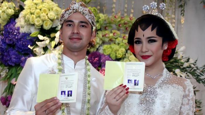 Pasangan selebriti, Raffi Ahmad dan Nagita Slavina menunjukkan buku pernikahan mereka saat menggelar konferensi pers usai prosesi akad nikah di Hotel Ritz Carlton, Pacific Place, Jakarta Selatan, Jumat (17/10/2014). Raffi dan Gigi, panggilan akrab Nagita, resmi menjadi suami istri setelah Raffi mengucapkan ijab kabul pada pukul 14.41 WIB dengan mas kawin berupa uang tunai sebesar Rp 17.022.014.