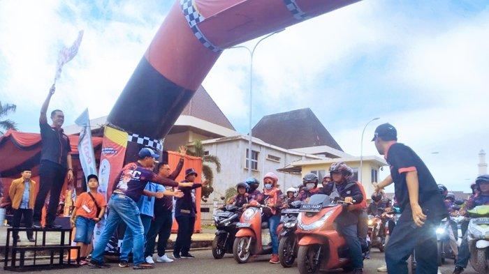 Ketua Banteng Sriwijaya Sport Club yang juga Wakil Ketua DPRD Palembang RM Yusuf Indra Kesuma dan Korwil IMI Palembang Endang Fikri melepas sebagian peserta Banteng Sriwijaya Rally Wisata 2022 start di Lapangan DPRD Sumsel Jl POM IX Palembang, Sabtu (24/12/2022) lalu.