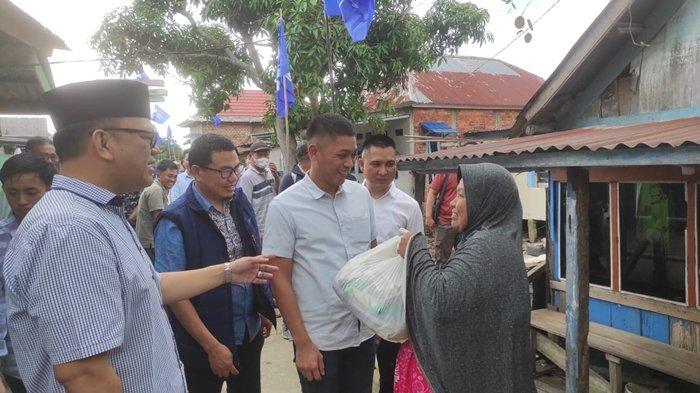 Bacawako Palembang Rasyid Rajasa didampingi Sekretaris DPW PAN Sumsel H Joncik Muhammad dan pengurus PAN lainnya membagikan bingkisan sembako di Kertapati Keramasan Palembang, Jumat (5/4/2024).