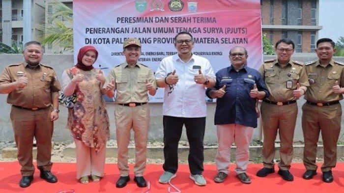 Foto Dokumentasi: Anggota Komisi VII DPR RI dari Fraksi PDIP H Yulian Gunhar SH MH yang juga Ketua DPC PDI Perjuangan Kota Palembang (baju putih empat dari kiri) bersama Pj Walikota Palembang Drs H Ratu Dewa MSi, Anggota DPD RI Jialyka Maharani SIKom, Direktur Perencanaan dan Pembangunan Infrastruktur, Energi Baru, Terbarukan dan Konservasi Energi (EBTKE) Kementerian ESDM, DR Hendra Iswahyudi MSi meresmikan dan serah terima penerangan jalan umum tenaga surya (PJUTS) di Lr Sido Makmur Soak Simpur Kecamatan Sukarami, Palembang, Senin (16/10/2023) lalu.