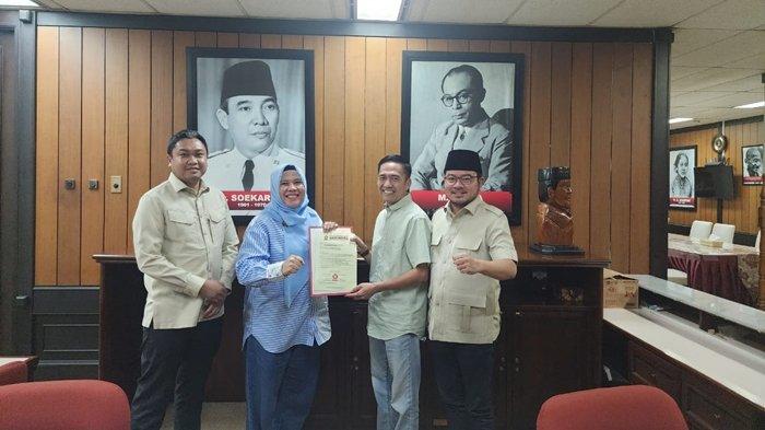 Ketua DPD Partai Gerindra Sumsel Hj Kartika Sandra Desi SH MM bersama Fikrah AuliyaRahman Wasekjen DPP Gerindra tampak menyerahkan SK tersebut kepada Drs. H. Ratu Dewa, M.Si. dan Prima Salam S.H., M.M di kantor DPP Partai Gerindra, Selasa (23/7/2024).