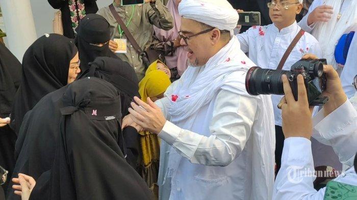 Habib Rizieq Shihab disambut keluarganya saat keluar dari Rutan Cipinang, Jakarta, pada Rabu (20/7/2022). Terkuak sosok wanita dibalik pembebasan HRS.