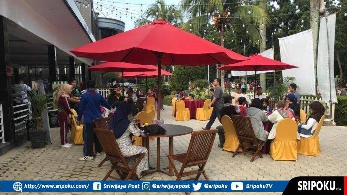 Suasana outdoor resto Hotel Swarna Dwipa diserbu pengunjung yang mencari kuliner usai beraktivitas di Kambang Iwak.(ist)