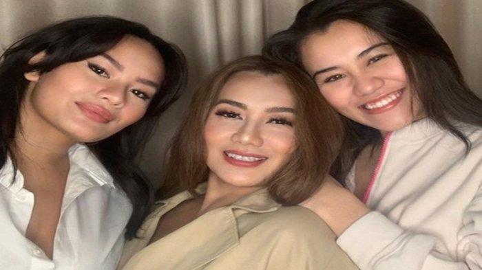 Reza Artamevia bersama Aaliyah dan Zahwa