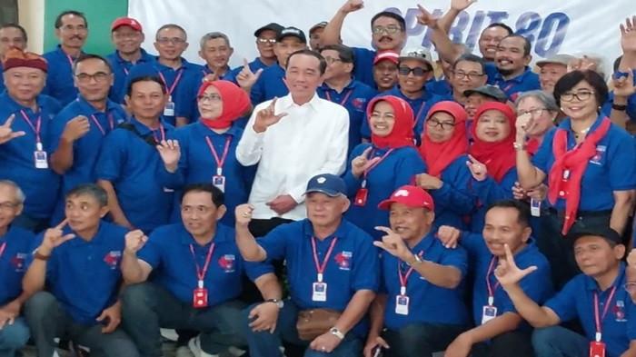 FOTO BERSAMA - Presiden ke-7 RI Joko Widodo saat berfoto bersama teman-teman angkatan 80 Fakultas Kehutanan UGM yang hadir dalam reuni, Sabtu (26/7/2025)