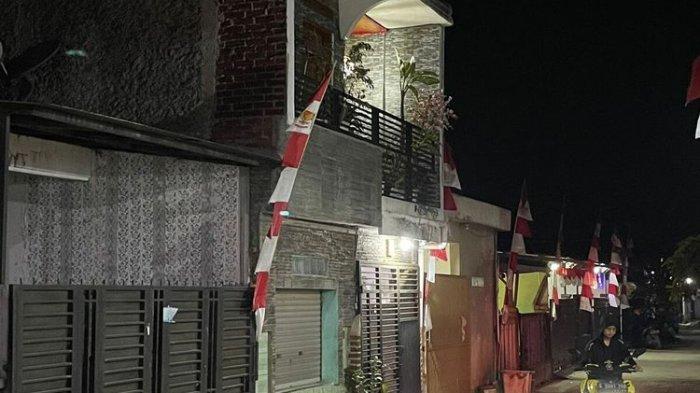 Rumah milik orang tua DE (28) di Komplek Bumi Sari Indah (BSI) Blok M, No. 2, RT. 02, RW. 20, Kelurahan Manggahang, Kecamatan Baleendah, Kabupaten Bandung, Jawa Barat terduga teroris yang ditangkap Densus 88 di Bekasi, Jawa Barat.