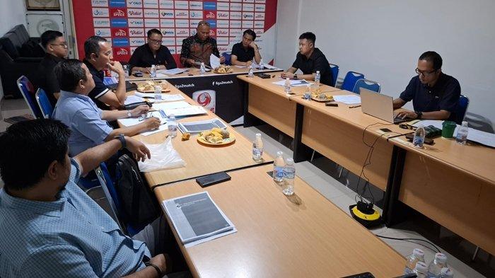 RUPS SFC - Manajemen Sriwijaya FC menggelar RUPS (Rapat Umum Pemegang Saham) PT SOM di Kantor SFC, Jumat (28/2/2025) malam. CEO PT Digi Sport Asia Anggoro Prajesta menyebut kandidat yang akan menjabat Manajer Sriwijaya FC musim 2025/26 nanti berasal dari negara Jerman.   